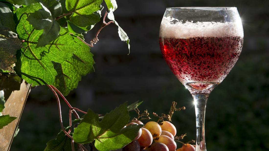 the best way to serve a sparkling red wine